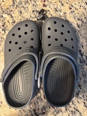 CROCS  NWT ladies/men’s size 4/6 Classic Clogs in Gray